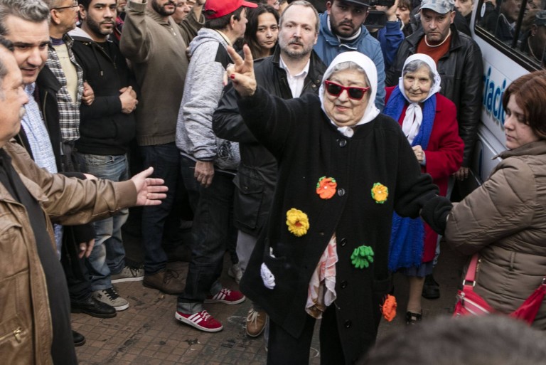 Piden detener a la presidenta de Madres de Plaza de Mayo