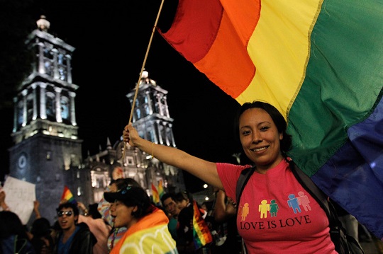 PUEBLA, PUEBLA, 09NOVIEMBRE2013.- Cientos participaron en la doceava marcha anual de la comunidad Lésbico-Gay-Bisexual-Transexual para exigir resolución por los asesinatos por homofobia llevados a cabo en el estado de Puebla. 
FOTO: HILDA RÍOS/ CUARTOSCURO.COM
