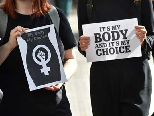Polonia dará bono a familias para limitar abortos