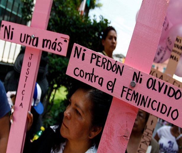 CHIMALHUACAN, ESTADO DE MÉXICO, 25JULIO2014.- Miembros de organizaciones y familiares de victimas de feminicidio realizaron una protesta a las afueras del palacio municipal de Chimalhuacan en protesta por los feminicidios que se registran en este municipio y en donde las organizaciones exigieron justicia al gobierno municipal y estatal, así como la declaratoria de alerta de genero en el estado, al termino de esta protesta se realizó una marcha al centro de justicia.
FOTO: RODOLFO ANGULO /CUARTOSCURO.COM