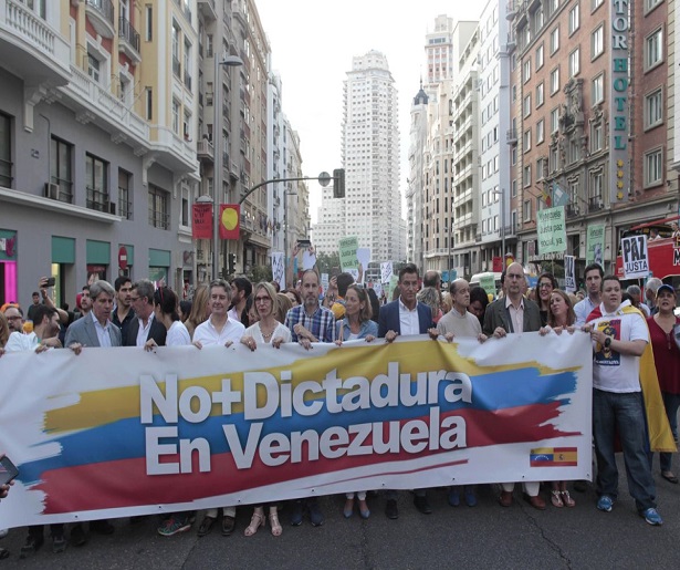 GRA484. MADRID, 08/07/2017.- Mas de 300 manifestantes convocados por la oposición venezolana, han marchado hoy por las calles de Madrid para pedir la excarcelación de "todos los presos políticos" del país y reclamar la celebración de unas elecciones "libres" y "plenamente democráticas". EFE / Chema Barroso.