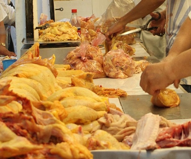 Lavar el pollo crudo, un riesgo para salud