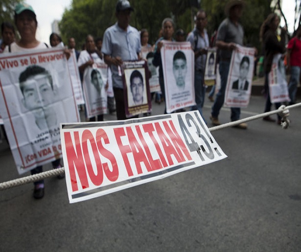 Integrantes de la CNTE, miembros de organizaciones sociales y familiares de los normalistas de Ayotzinapa desaparecidos en Iguala, Guerrero en septiembre de 2014 marcharon por Paseo de la Reforma del plantón que mantienen frente a la PGR al llamado antimonumento de los 43 en el cruce con avenida Bucarelli 
 FOTO. Miguel Dimayuga