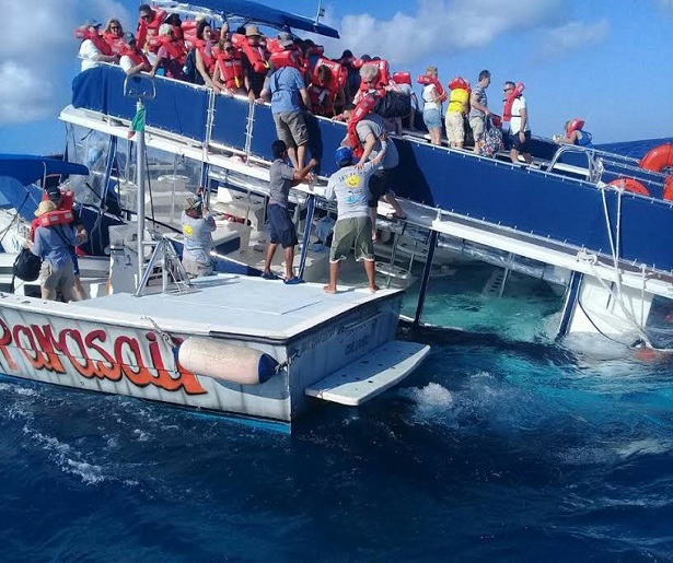 Rescatan a más de 90 turistas que se hundían en un catamarán