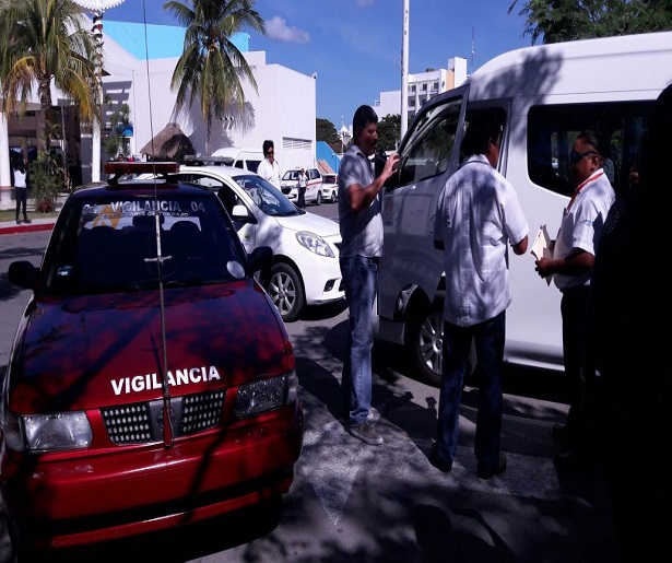 Bloquean taxistas a Vans que transportaban a 40 turistas