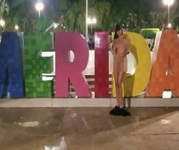 Se desnuda actriz porno en plaza de Mérida
