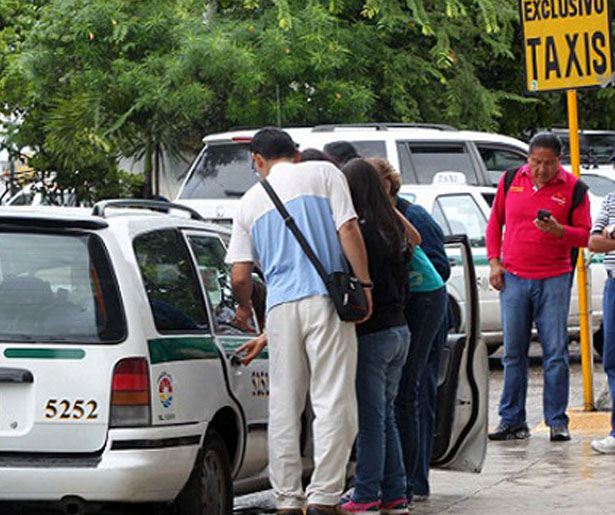 Vista general  de Taxistas  del sindicato  Andres  Quintana Roo   durante su jornada laboral  por la Ciudad de Cancún