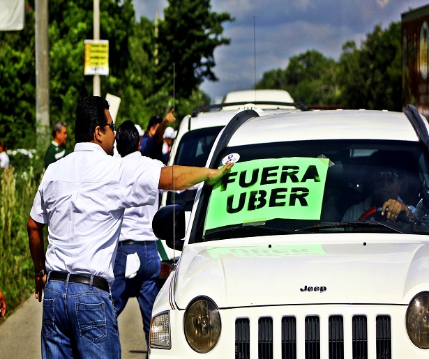 CANCÚN, QUINTANA ROO, 27SEPTIEMBRE2016.- Una caravana de taxistas se manifestaron nuevamente en la entrada de Cancún contra la empresa UBER, por considerar que el servicio que ofrece es competencia desleal. 
FOTO: ELIZABETH RUÍZ /CUARTOSCURO.COM