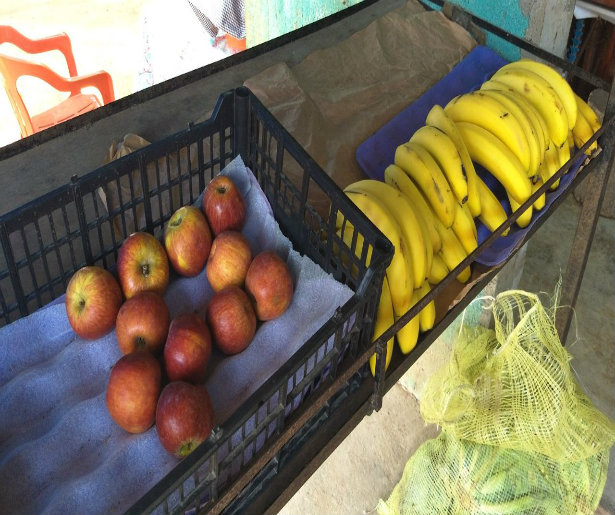 Precios limitan a las personas al comprar frutas y verduras