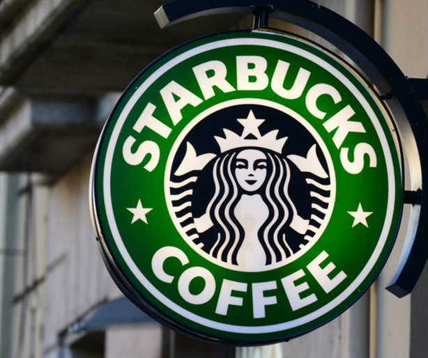 Starbucks capacita a empleados contra la discriminación racial
