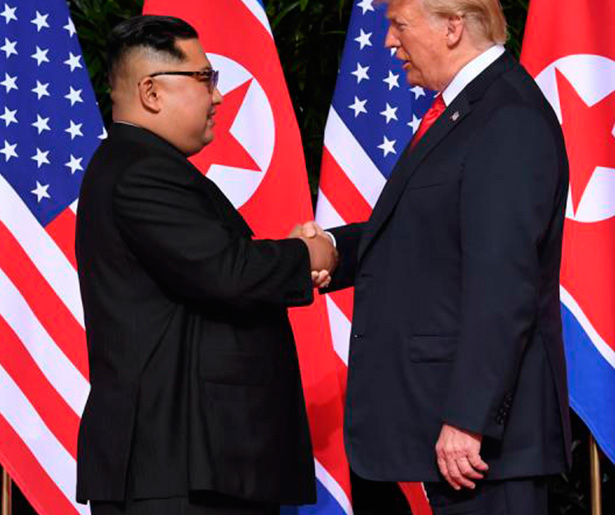 Histórico apretón de manos entre Trump y Kim