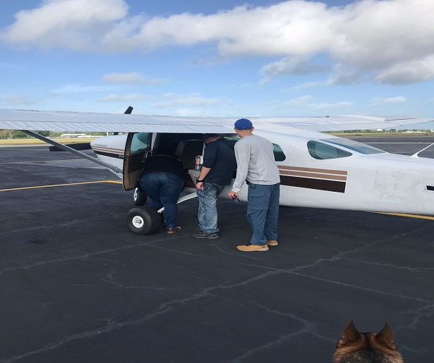 Aseguran avioneta tipo Cessna y a sus dos tripulantes