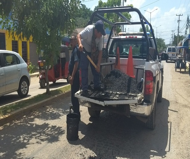 Realizan trabajos de bacheo en avenida José María Morelos