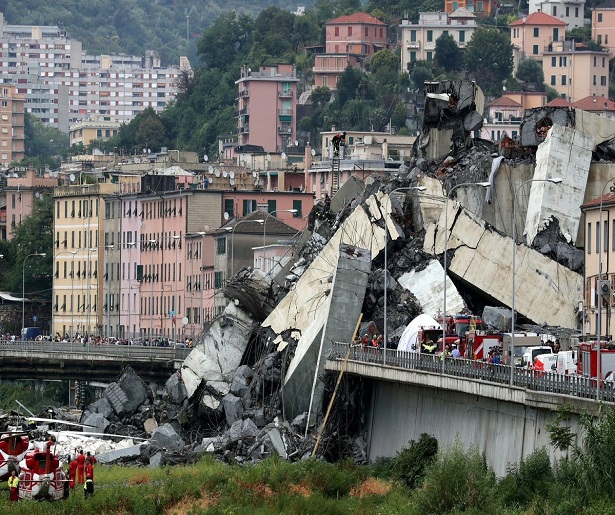 Momento en que se desploma puente en Génova, Italia