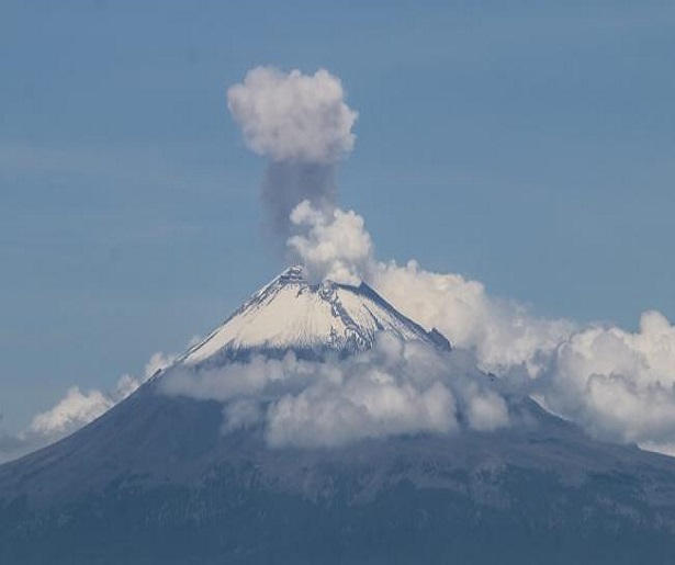 Popocatépetl registra otra explosión, ceniza volcánica cae en Amecameca