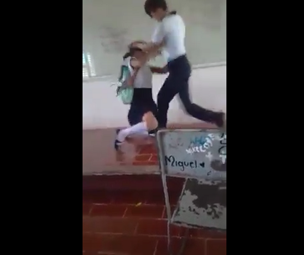 Circula en redes sociales video de pelea entre estudiantes