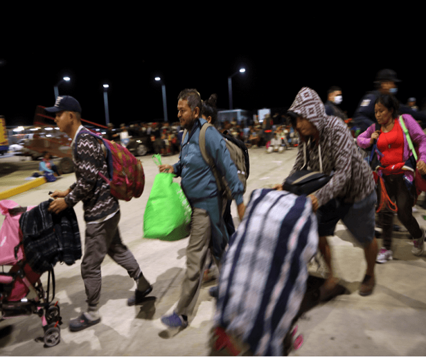 Llegan a frontera con EU migrantes de primera caravana