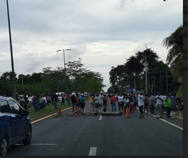 Levantan bloqueo de la carretera federal a la entrada de Chetumal