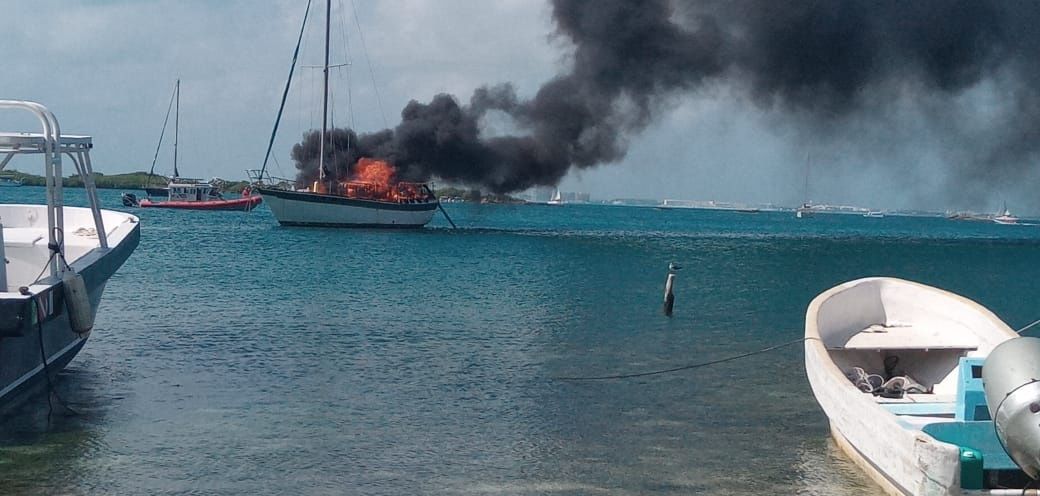 Se incendia embarcación en Isla Mujeres