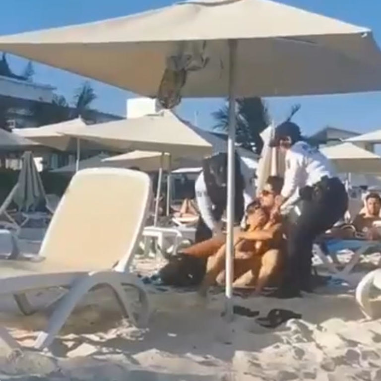 Por la fuerza, sacan policías a bañistas de playa Mamitas