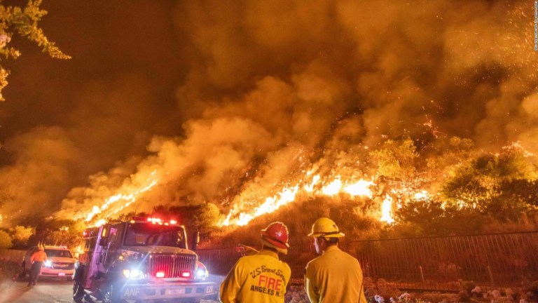 Video: Bombero llora por incendios forestales en California