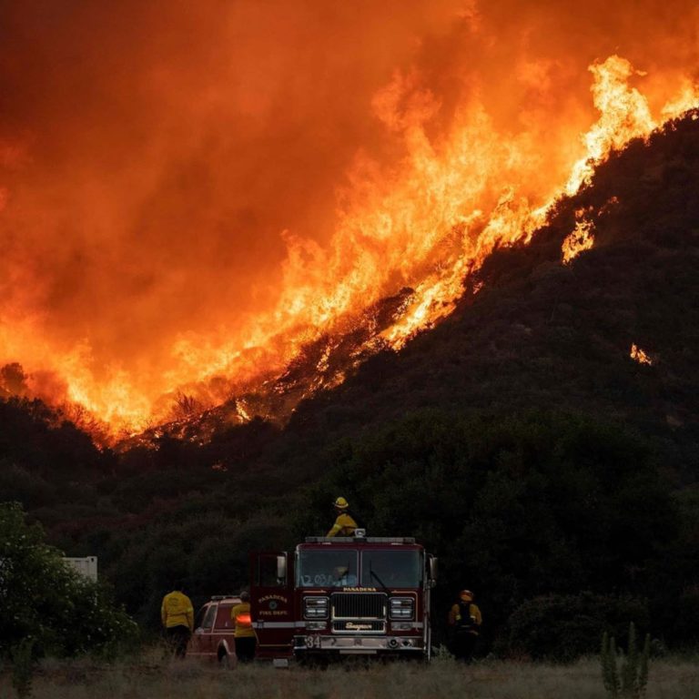 Fuerte incendio en LA ha arrasado con más de 10 mil hectáreas