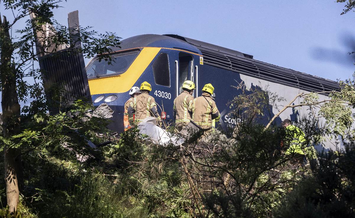 Video: Un muerto y varios heridos por descarrilamiento de tren de pasajeros en Escocia