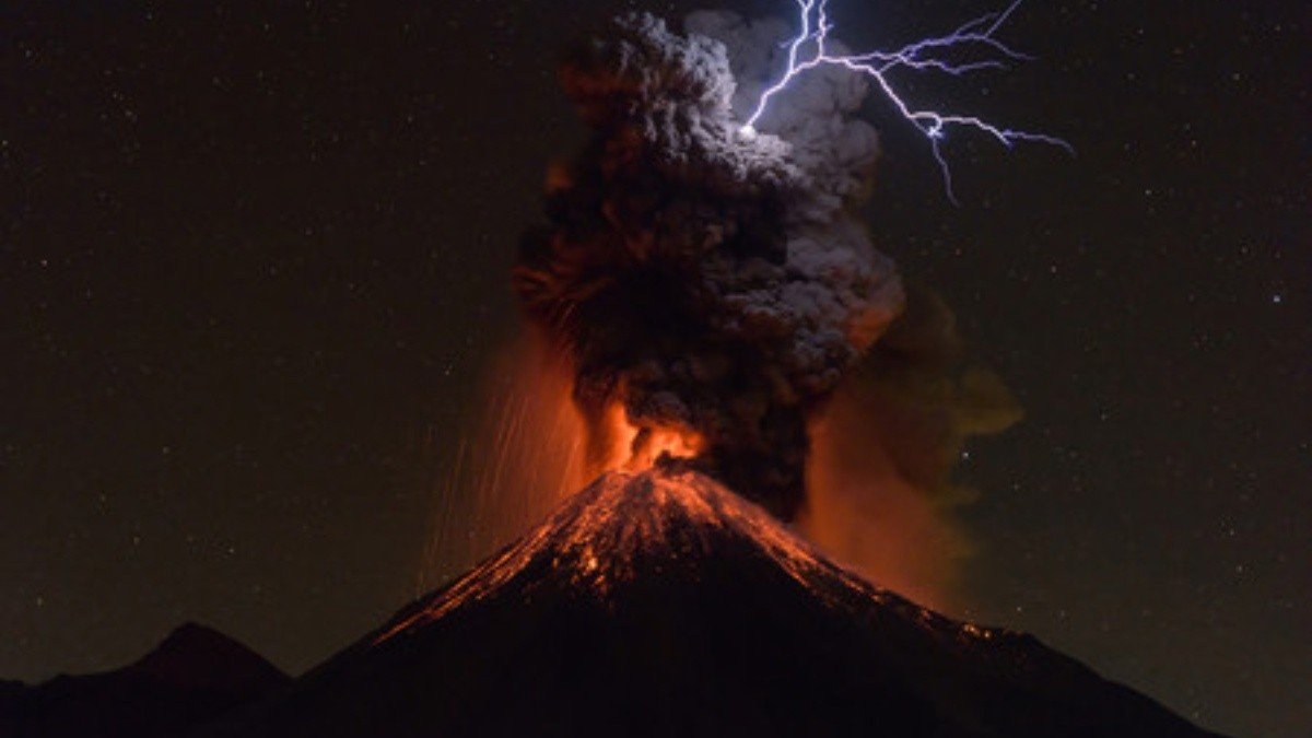 https://laverdadnoticias.com/mexico/Volcan-de-Colima-se-ilumina-con-impactantes-relampagos-de-colores-20200819-0252.html