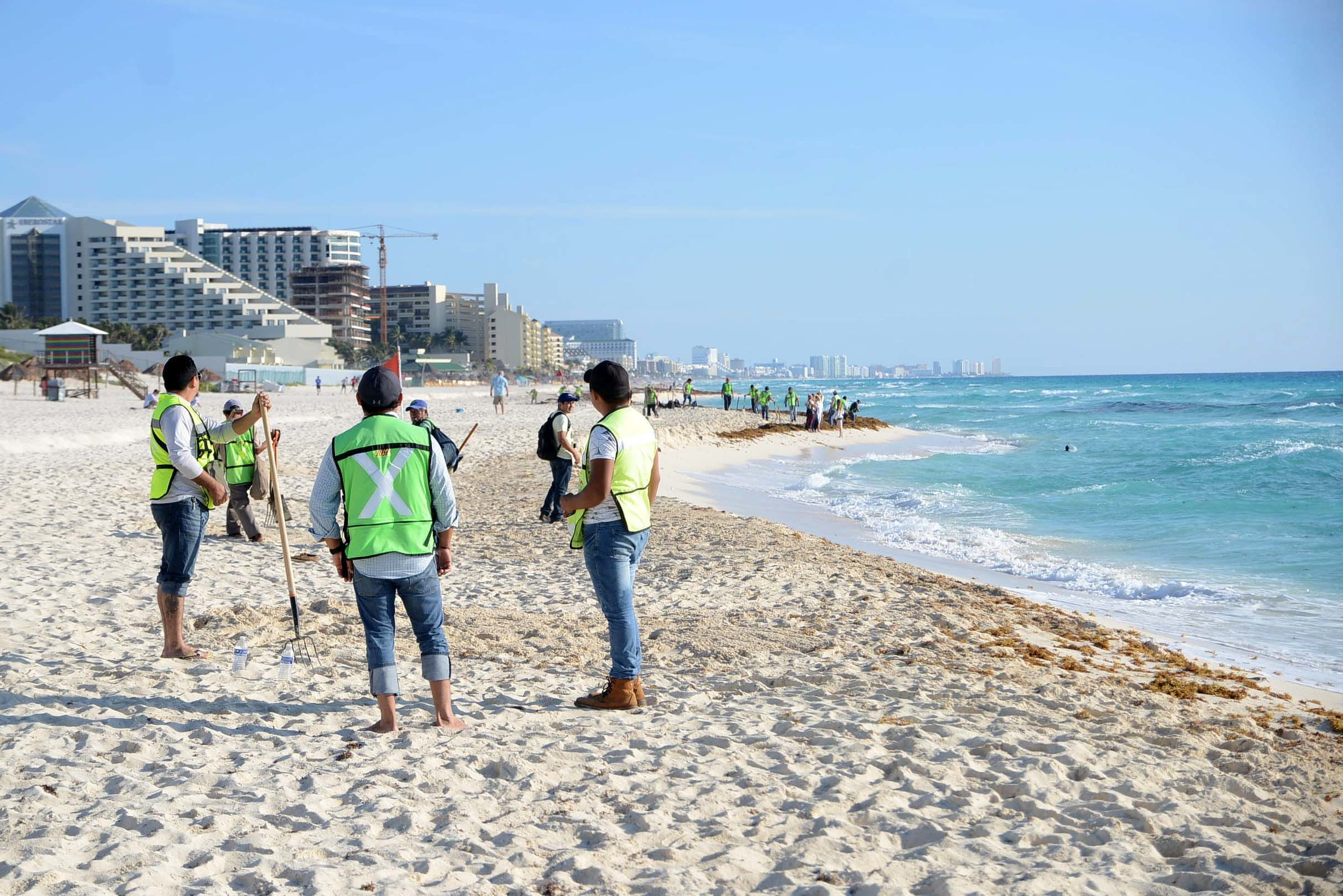 Cancún.- Personal de servicios públicos se realiza  limpieza de las 13 playas de Benito Juárez, esto como parte de las actividades para la temporada vacacional de semana santa.
