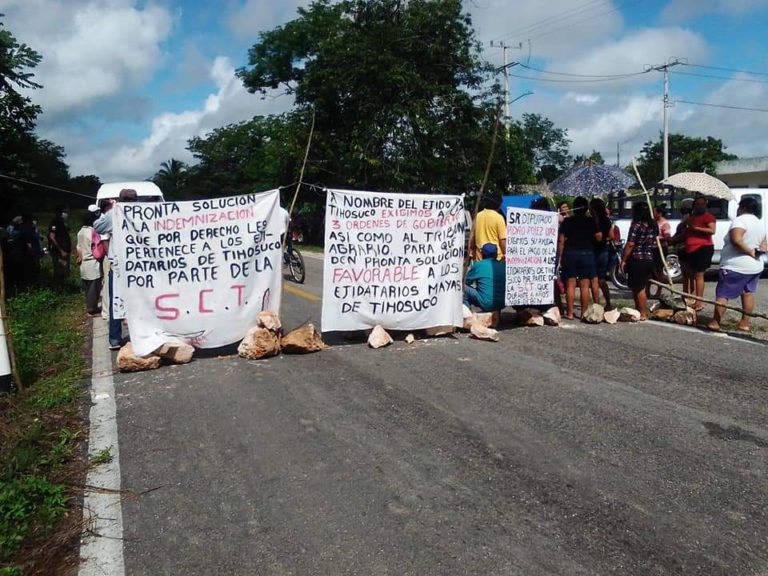 Ejidatarios bloquean la carretera Rio Lagarto-Felipe Carrillo Puerto, para exigir el pago de indemnización a la SCT