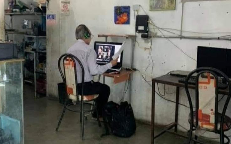 Maestro asiste a café internet para dar clases
