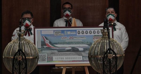 Tres escuelas de Puebla salieron ganadoras en la rifa del avión
