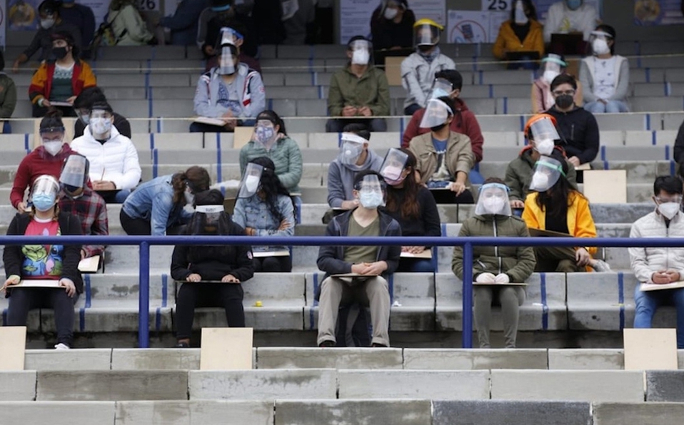 Debido al coronavirus, la UNAM aplicó el examen de admisión en el estadio de CU.