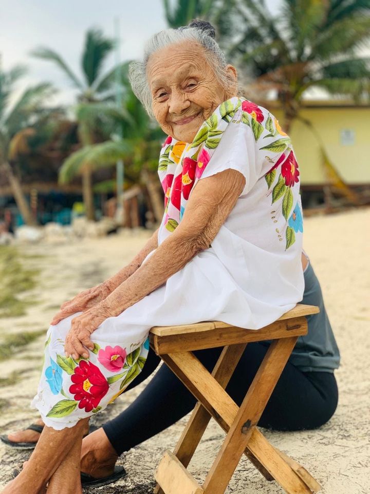 Abuelita de 97 años conoce por primera vez el mar en Cancún ¡Mira su reacción!