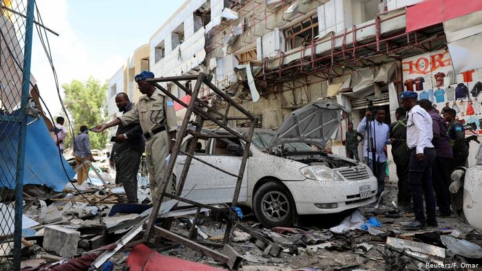 https://www.dw.com/es/al-menos-12-muertos-y-15-heridos-al-estallar-un-coche-bomba-en-mogadiscio/a-47349342