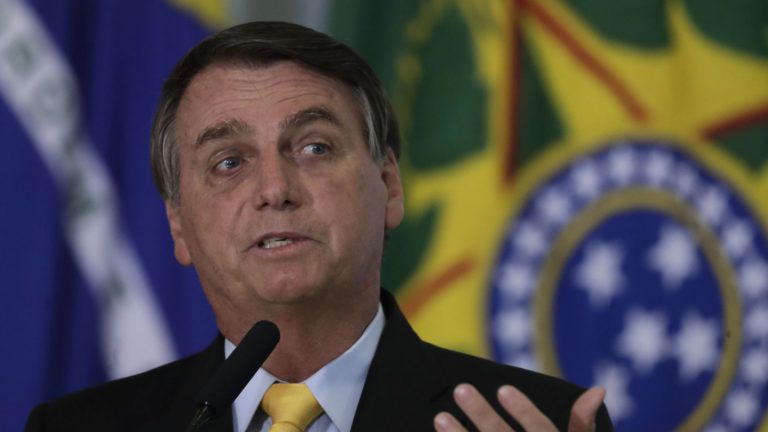 Bolsonaro habría gastado dinero público para poder transmitir partido en el que jugó