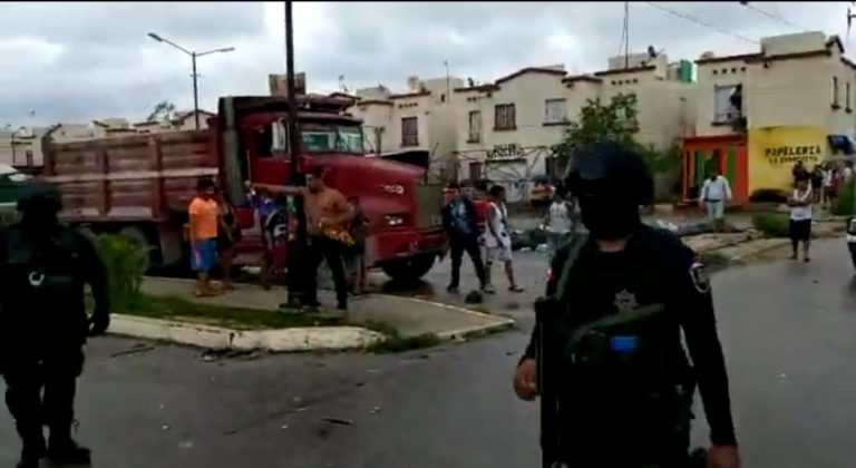 Frustran policías intento de saqueo en Cancún