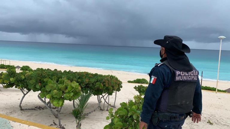 Ni lo intente, playas de Cancún están cerradas por próxima llegada de “Delta”