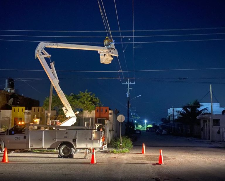 Reportan calles aún sin energía eléctrica en Cancún