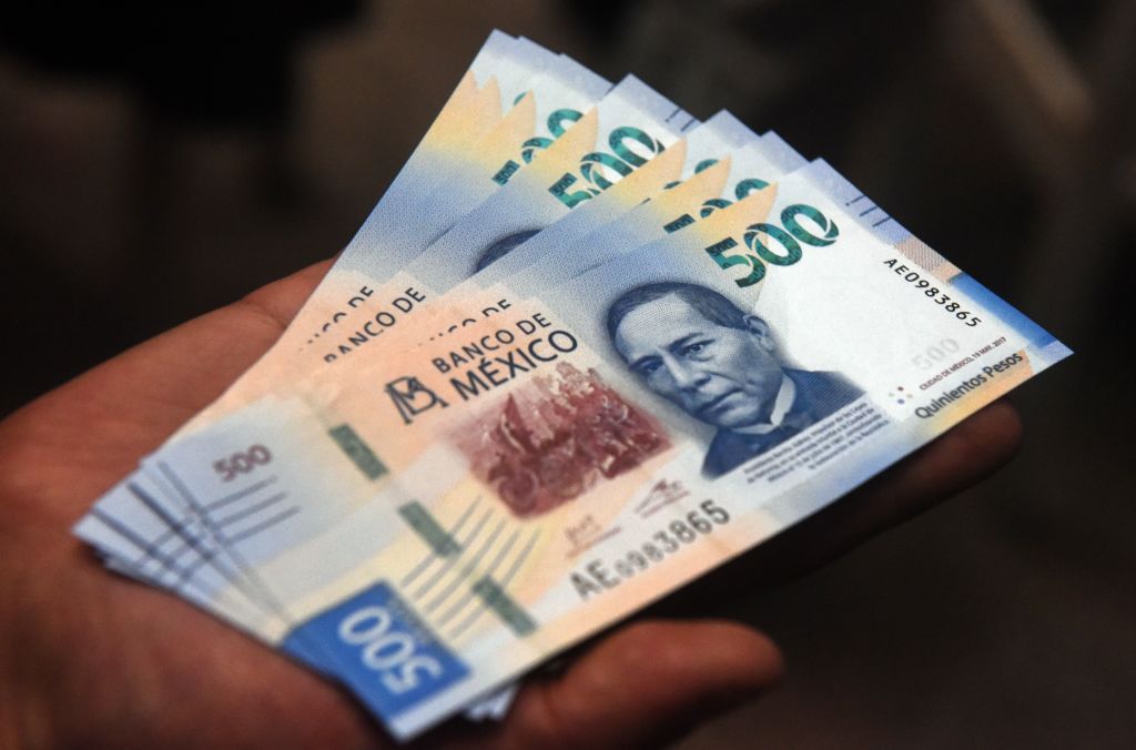 Mexico presents its new 500-peso bill during a ceremony at the Bank of Mexico in Mexico City, on August 27, 2018. (Photo by Rodrigo ARANGUA / AFP)        (Photo credit should read RODRIGO ARANGUA/AFP/Getty Images)