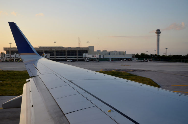 Algunas operaciones afectadas en Aeropuerto Internacional de Cancún por huracán Zeta