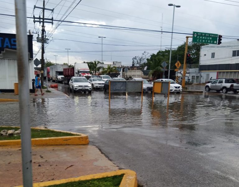 Lluvias causan estragos en avenidas de Playa del Carmen