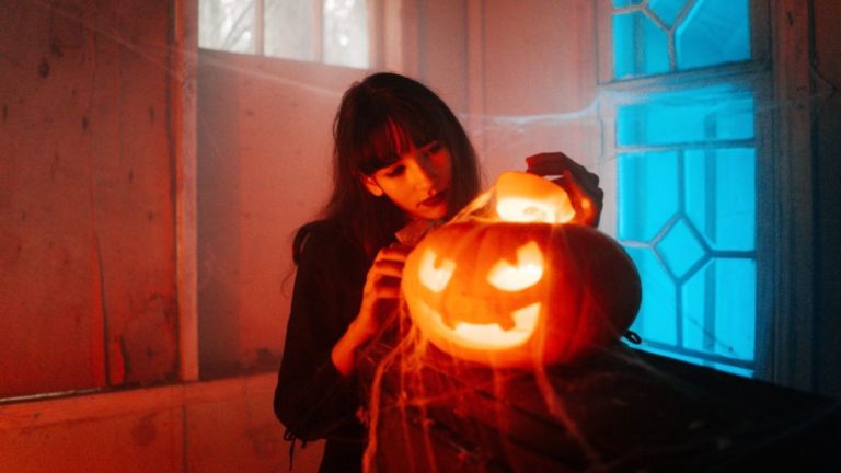Cinco series de terror nuevas para disfrutar en Halloween