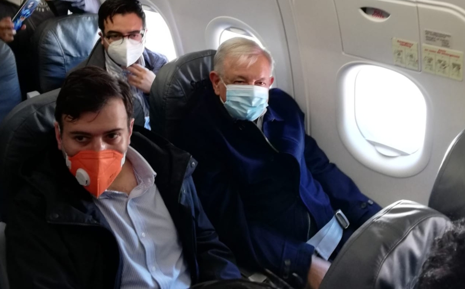López Obrador abordó el avión desde el AICM, portando cubrebocas ante la pandemia de covid-19