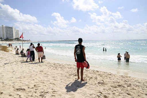Reaperturan dos de las siete playas públicas de Cancún