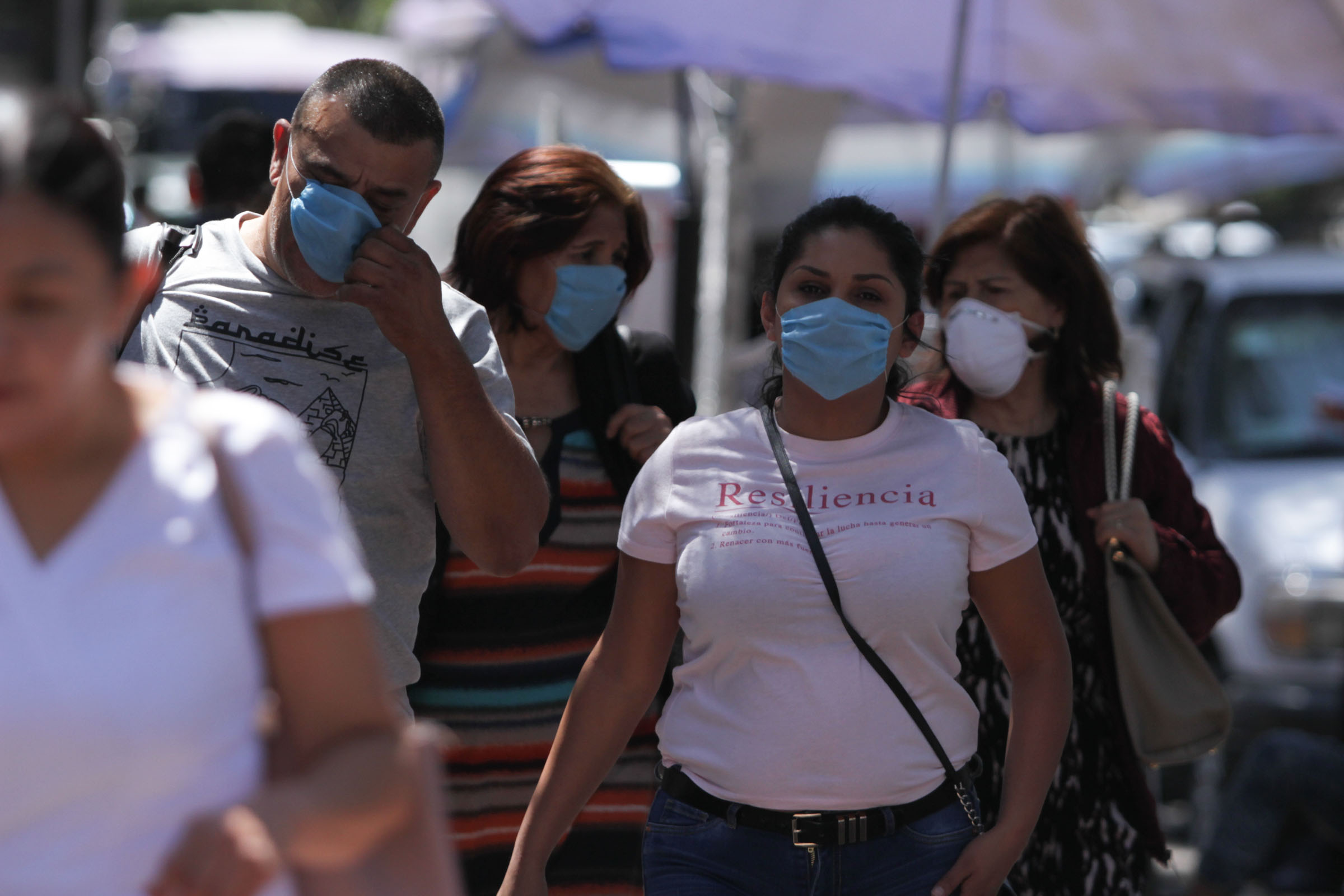 200304094. Cuidad de México, 04 Mar 2020 (Notimex- Marco González).- Debido al los recientes casos positivos de coronavirus COVID-19 en la Ciudad de México, personas acuden al Instituto de Nacional de Enfermedades Respiratorias (INER), a recibir consulta y como medida preventiva usan cubrebocas para evitar posibles contagios. Ciudad de México, 04 de marzo de 2020. NOTIMEX/FOTO/MARCO GONZÁLEZ/MGR/HTH