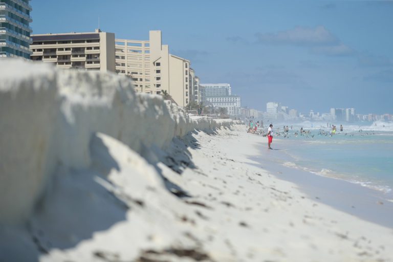 Tormentas y huracanes dejan desniveles de casi dos metros en las playas de Cancún: Zofemat