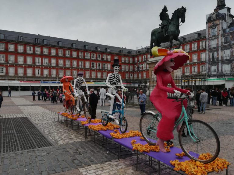 Catrina pasea en bici por Naucalpan durante Día de Muertos