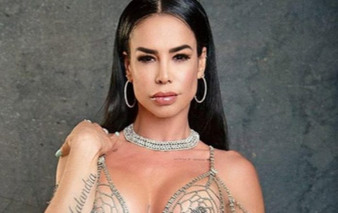 lis_vega_6-1200x755 https://www.1lockers.net/actualidad-2/lis-vega-sorprende-al-posar-con-atrevido-traje-de-cuero-muy-ajustado/