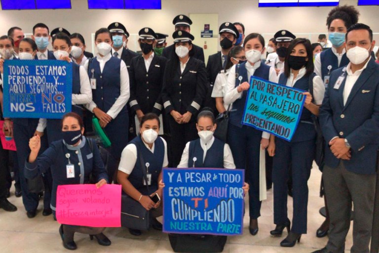 Personal del Aeropuerto Internacional de Cancún se manifiesta para exigir el pago de sueldos caídos